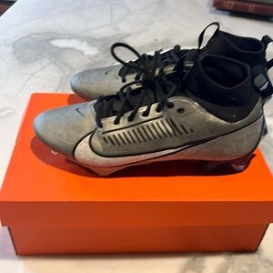 Men’s 11 Nike vapor pro edge football cleats.
